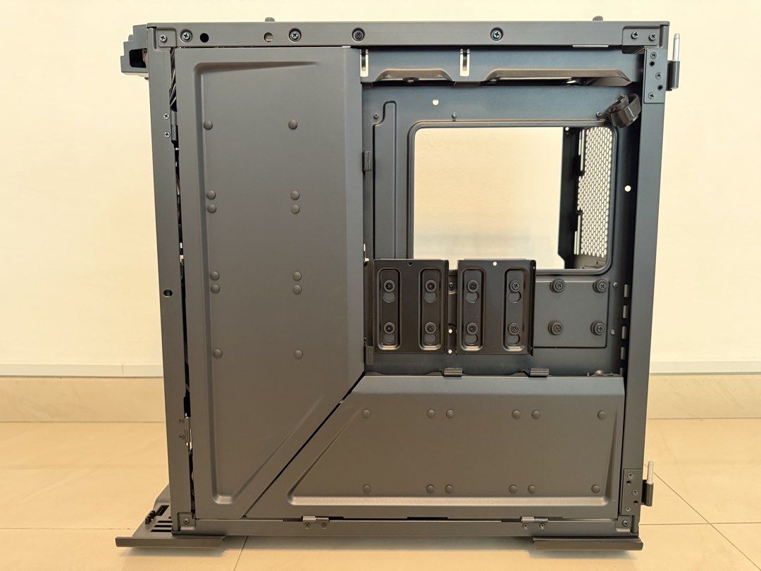 Phanteks Enthoo Evolv X Glass PC Case Black (Category: Computer Parts) located in Singapore. Submitted by Rogmeta (Listing ID 1467923732, Image 3). Description: Casing as per photo, I’ve just done a deep cleaned of it, should be as dust-less as I can manage. The black metal has spotting, other than that all is great condition. Accessories are all in except the tool kit which I cannot find. Only self collect on Holland Road please. - Model: Phante
