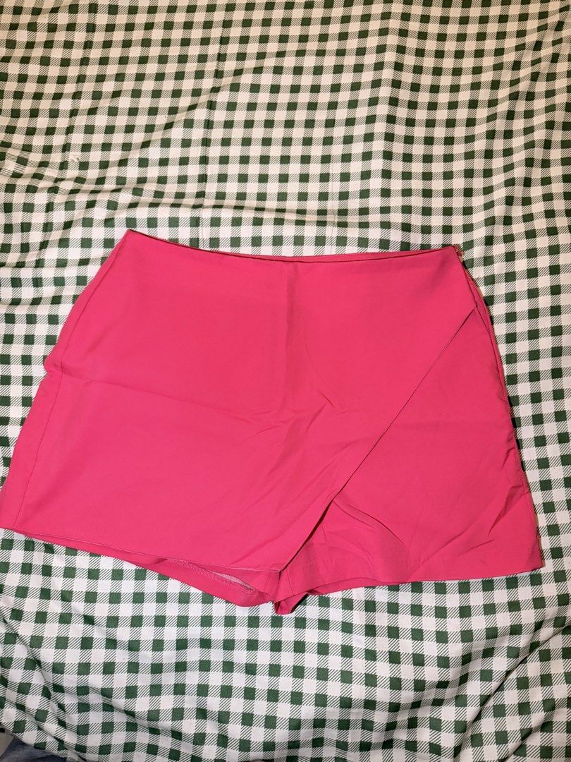 Pink Skorts Size 3XL (Category: Skirts) located in San Miguel. Submitted by matchalatte23_ (Listing ID 1467990115, Image 1). Description: - Style: Wrap front skirt shorts - Color: Bright pink - Size: 3XL (tag attached) - Details: Side zipper closure, back welt pockets - Material: 35% cotton, 65% polyester blend - Fit: Comfortable for everyday wear - Issue: may sira sa gilid, pwede tahiin.