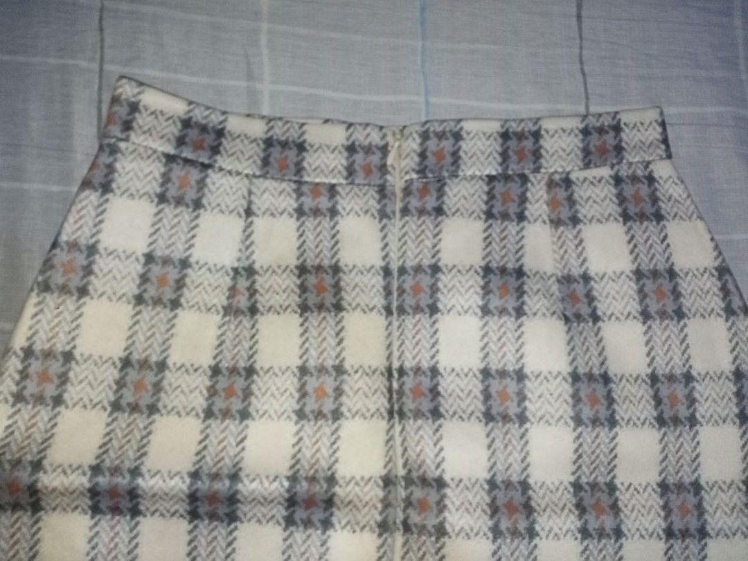 plaid white skirt (Category: Skirts) located in Marikina City. Submitted by seoksoo (Listing ID 1467901560, Image 3). Description: fits 26-27 waist line..