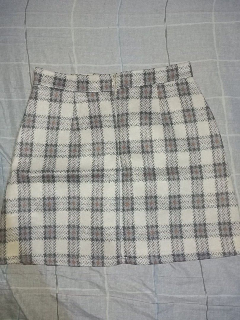 plaid white skirt (Category: Skirts) located in Marikina City. Submitted by seoksoo (Listing ID 1467901560, Image 2). Description: fits 26-27 waist line..