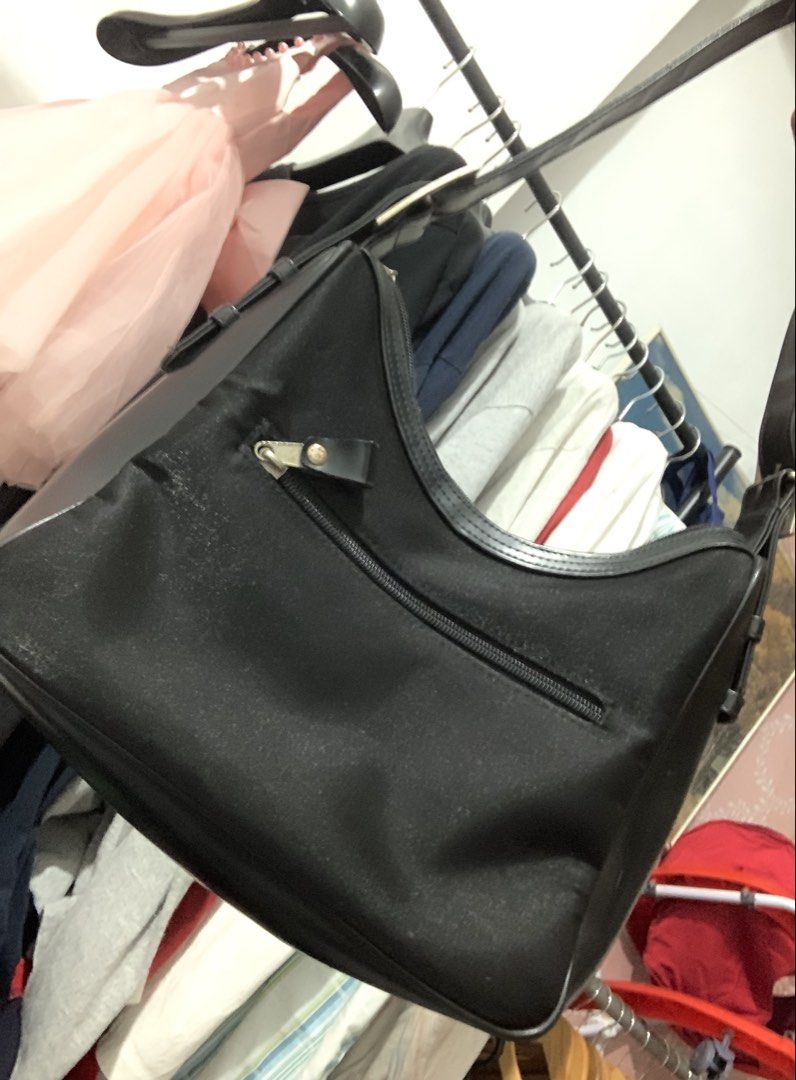 Plain Black shoulder bag (Category: Luxury Bags & Wallets) located in Quezon City. Submitted by hustle_mind (Listing ID 1467934039, Image 3). Description: STEAL PRICE LEATHER SLING📩.