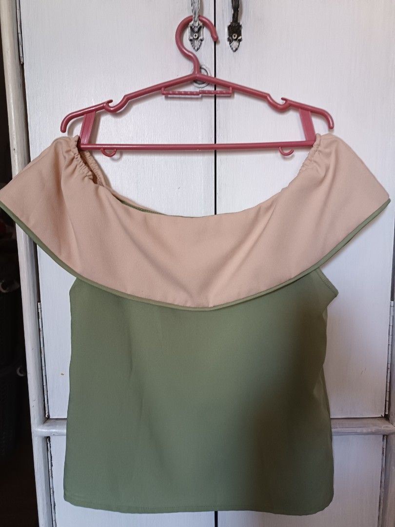 Plains & Prints Olive Green Off-Shoulder Top (Category: Sleeveless) located in Rizal. Submitted by shaynelove05 (Listing ID 1467906640, Image 2). Description: Olive green off-shoulder top from Plains & Prints. Contrasting nude pink collar and shoulder flap overlay. Sleeveless cut. Tag says PH XS, UK 6, US 2. Clean solid fabric, lightweight material. Easy to style with skirts or trousers for casual outings or smart casual wear. Almost new used onc
