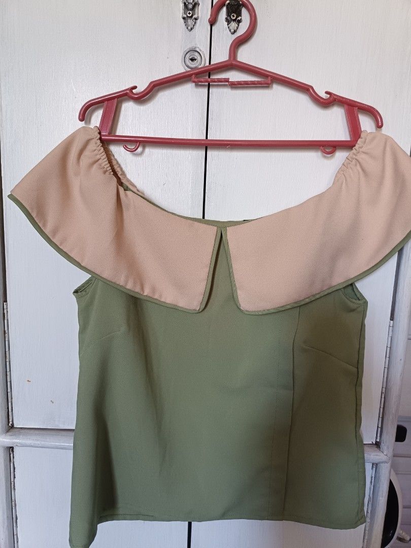 Plains & Prints Olive Green Off-Shoulder Top (Category: Sleeveless) located in Rizal. Submitted by shaynelove05 (Listing ID 1467906640, Image 1). Description: Olive green off-shoulder top from Plains & Prints. Contrasting nude pink collar and shoulder flap overlay. Sleeveless cut. Tag says PH XS, UK 6, US 2. Clean solid fabric, lightweight material. Easy to style with skirts or trousers for casual outings or smart casual wear. Almost new used onc