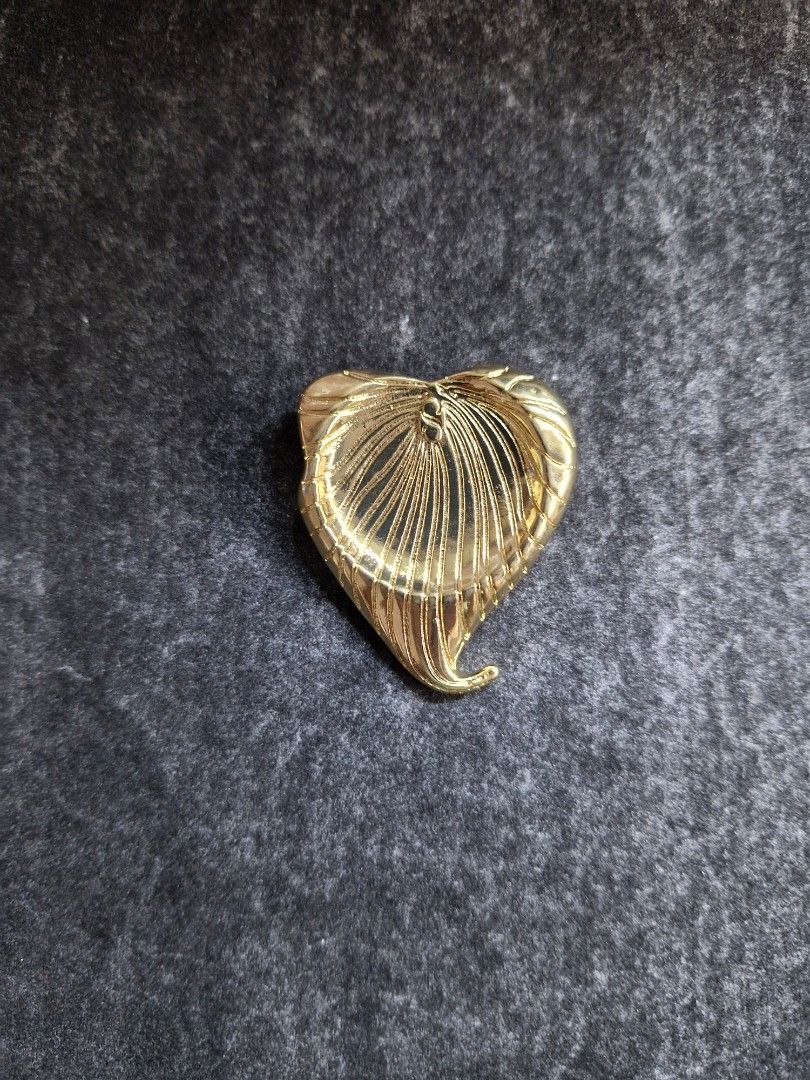 Pleated Leaf Brooch Design (Category: Brooches) located in Taguig. Submitted by mommaschoice (Listing ID 1467852207, Image 1). Description: Brand New Unisex Use Gold-Tone finish Perfect for suits,blazers and party dresses Lightweight won't damage the fabric Ships nationwide.