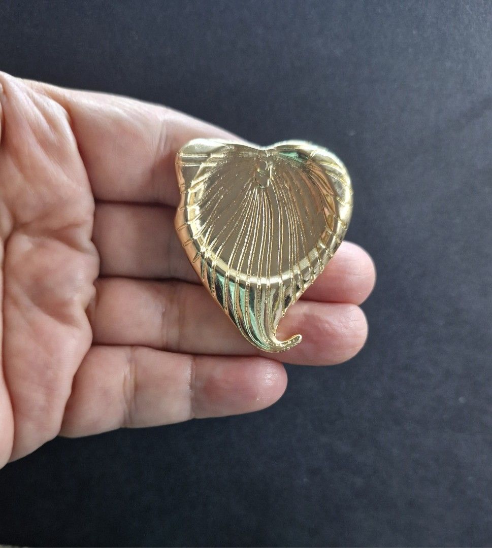 Pleated Leaf Brooch Design (Category: Brooches) located in Taguig. Submitted by mommaschoice (Listing ID 1467852207, Image 2). Description: Brand New Unisex Use Gold-Tone finish Perfect for suits,blazers and party dresses Lightweight won't damage the fabric Ships nationwide.