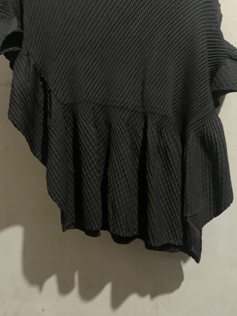 Pleatsme Pleated Top (Womens) (Category: Others Tops) located in Manila. Submitted by thrift.4eva (Listing ID 1467971301, Image 3). Description: As new Flawless.