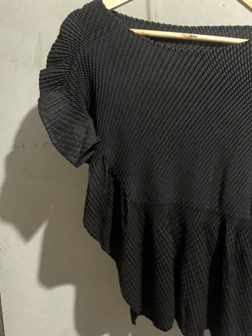 Pleatsme Pleated Top (Womens) (Category: Others Tops) located in Manila. Submitted by thrift.4eva (Listing ID 1467971301, Image 2). Description: As new Flawless.