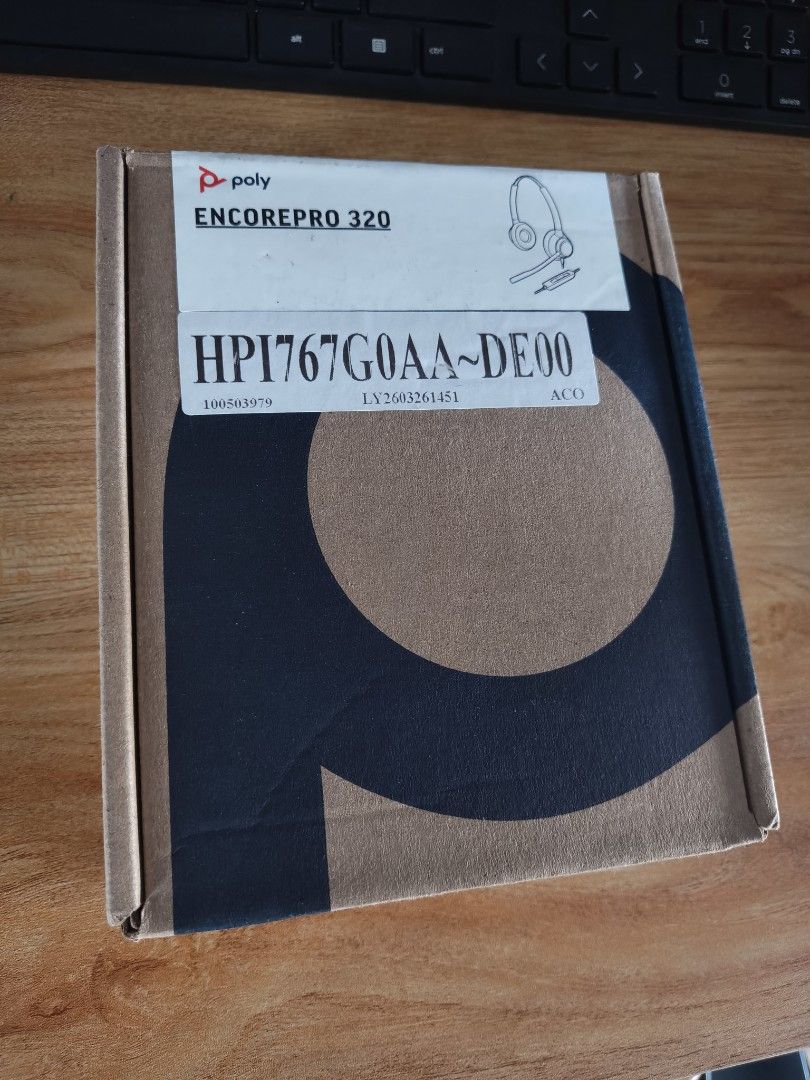 Poly Encorepro 320 (Category: Headphones & Headsets) located in Manila. Submitted by crazytiger29 (Listing ID 1467895011, Image 2). Description: Poly Encorepro 320 Brand New with box Key Features Binaural Design: Covers both ears to help block out distractions in noisy office environments. Noise-Canceling Microphone: Features a flexible boom arm with visual and tactile positioning guides to tune out background chatter. Voice-Optimized Audio: Deli