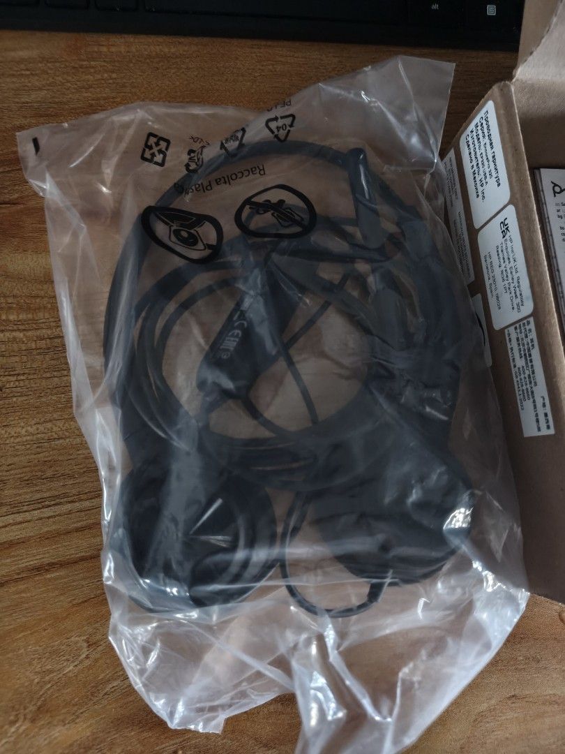 Poly Encorepro 320 (Category: Headphones & Headsets) located in Manila. Submitted by crazytiger29 (Listing ID 1467895011, Image 3). Description: Poly Encorepro 320 Brand New with box Key Features Binaural Design: Covers both ears to help block out distractions in noisy office environments. Noise-Canceling Microphone: Features a flexible boom arm with visual and tactile positioning guides to tune out background chatter. Voice-Optimized Audio: Deli