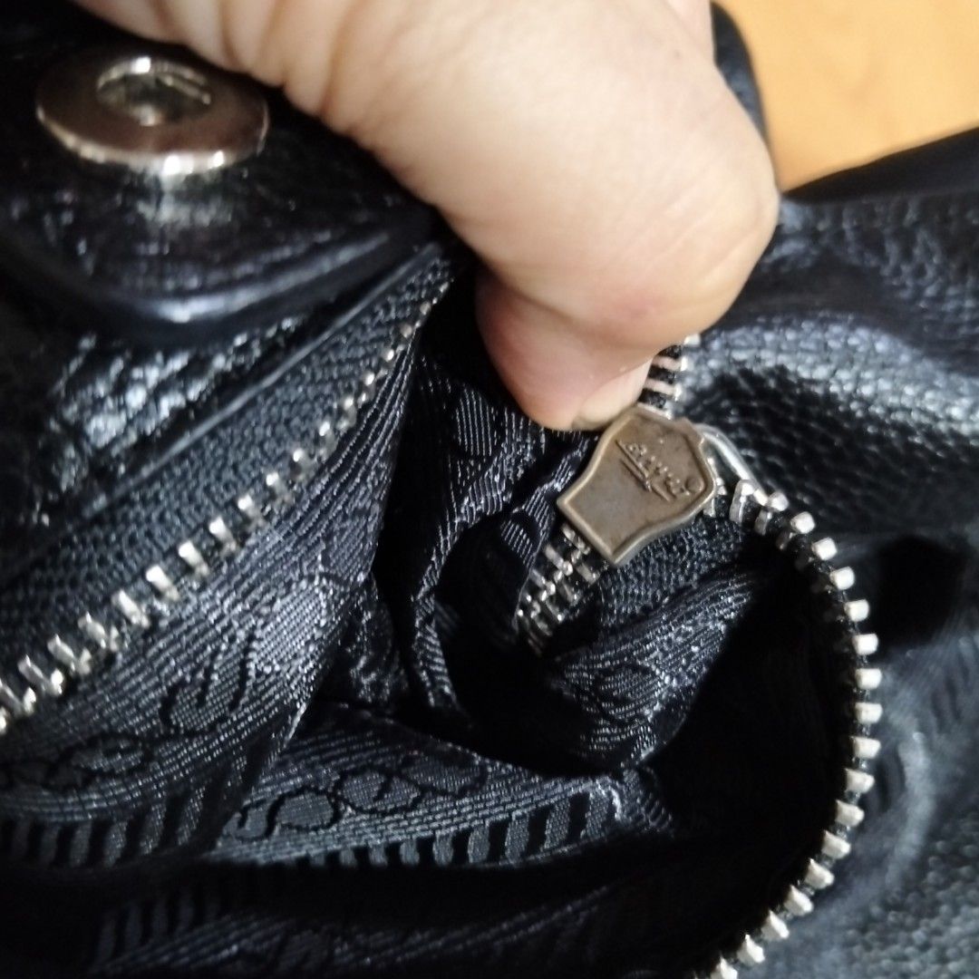 Prada (Category: Shoulder Bags) located in El Salvador. Submitted by francheskaukayukay (Listing ID 1467929120, Image 3). Description: .