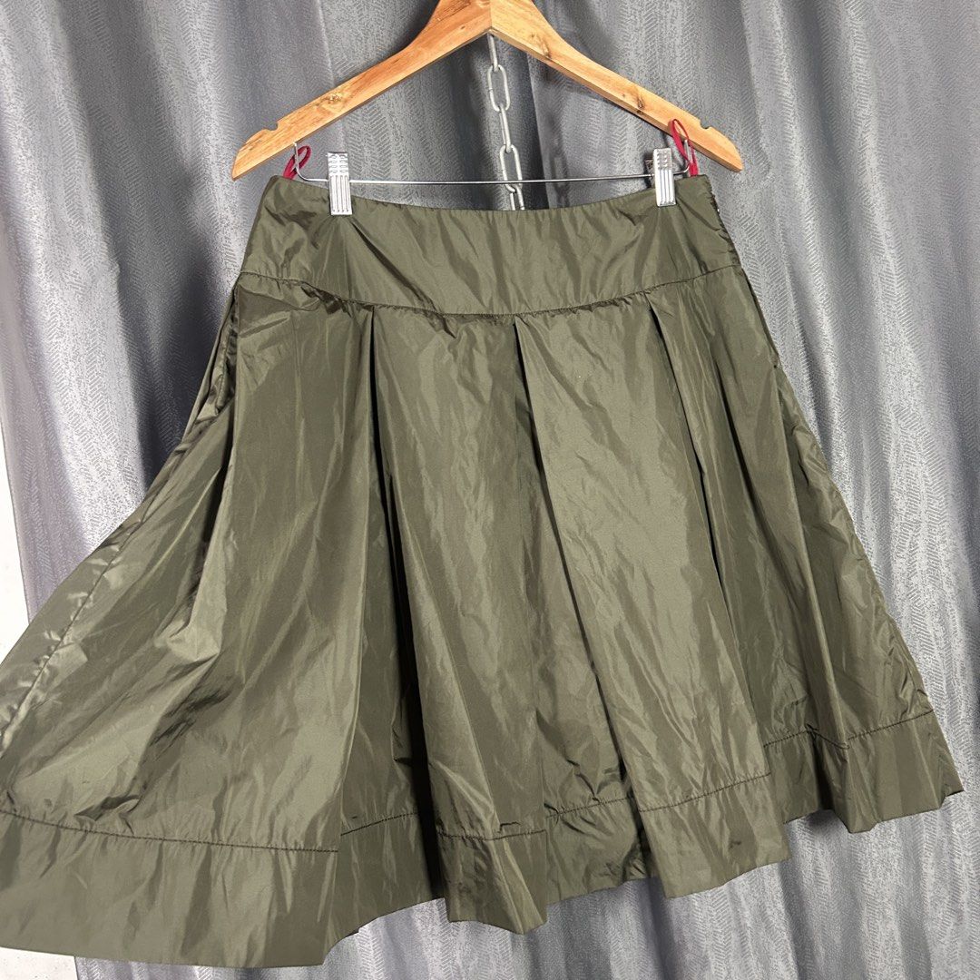 PRADA - PLEATED NYLON POPLIN SKIRT (Category: Skirts) located in General Mariano Alvarez. Submitted by manosegunda4117 (Listing ID 1467908796, Image 2). Description: PRADA - PLEATED NYLON POPLIN SKIRT Size 42 Waistline - 30 in Length - 23 in Made in Italy Excellent Condition Price: PHP 2,000 + shipping fee.