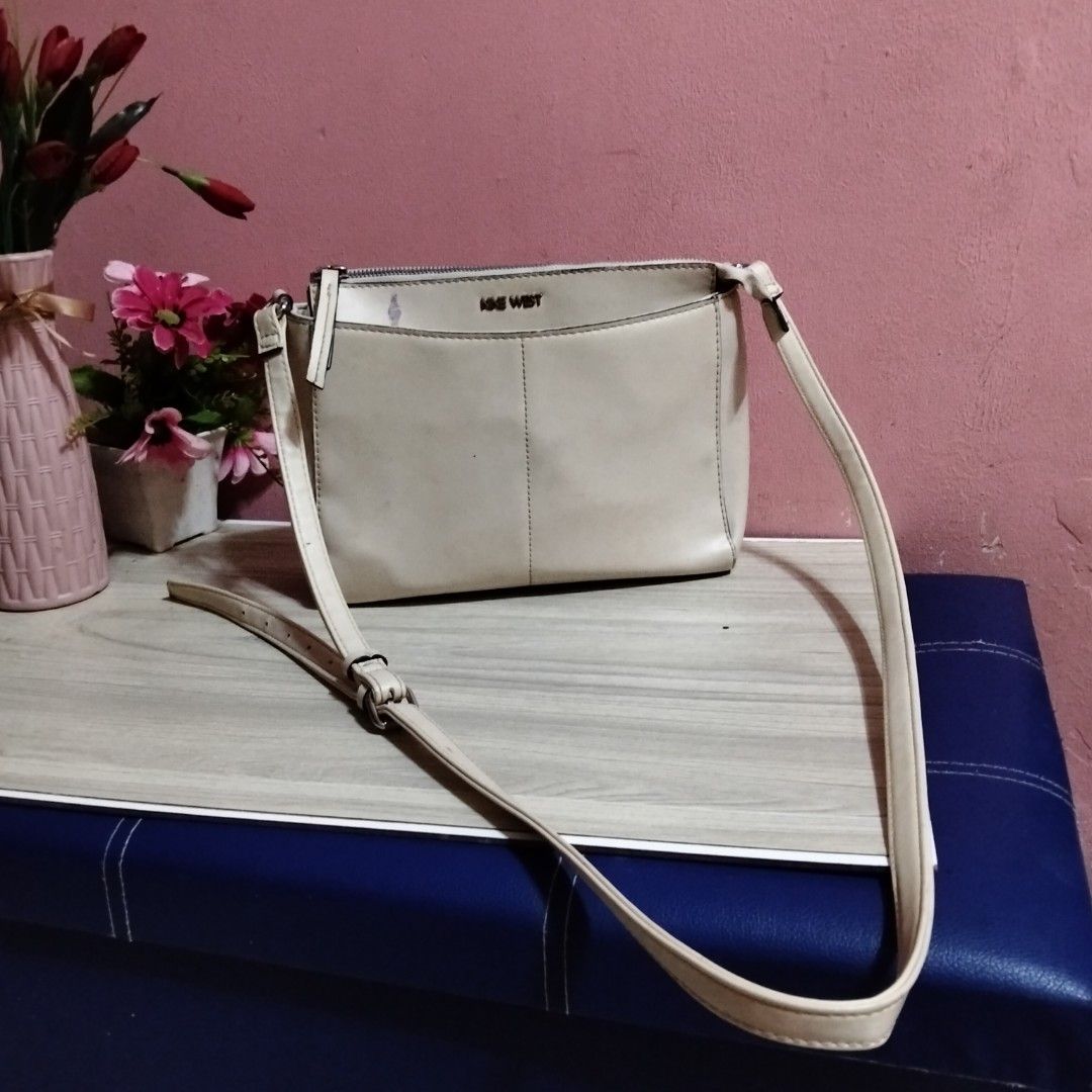 Prelove Sling BAg/ Nine west original (Category: Cross-body Bags) located in Manila. Submitted by jheny264208 (Listing ID 1467963978, Image 1). Description: prelove sling BAg Crossbody Bag high quality materials leather, original nine west good condition minimal sign of used ,madumi lang Po Ang color nya , parang dirty white pero over all good condition walang butas at walang tastas walang bakbak maayos Ang loob okay handle working all zepper..
