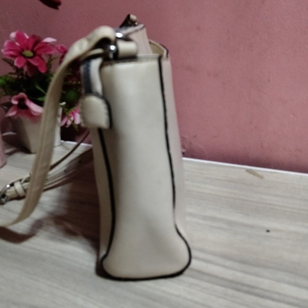 Prelove Sling BAg/ Nine west original (Category: Cross-body Bags) located in Manila. Submitted by jheny264208 (Listing ID 1467963978, Image 3). Description: prelove sling BAg Crossbody Bag high quality materials leather, original nine west good condition minimal sign of used ,madumi lang Po Ang color nya , parang dirty white pero over all good condition walang butas at walang tastas walang bakbak maayos Ang loob okay handle working all zepper..