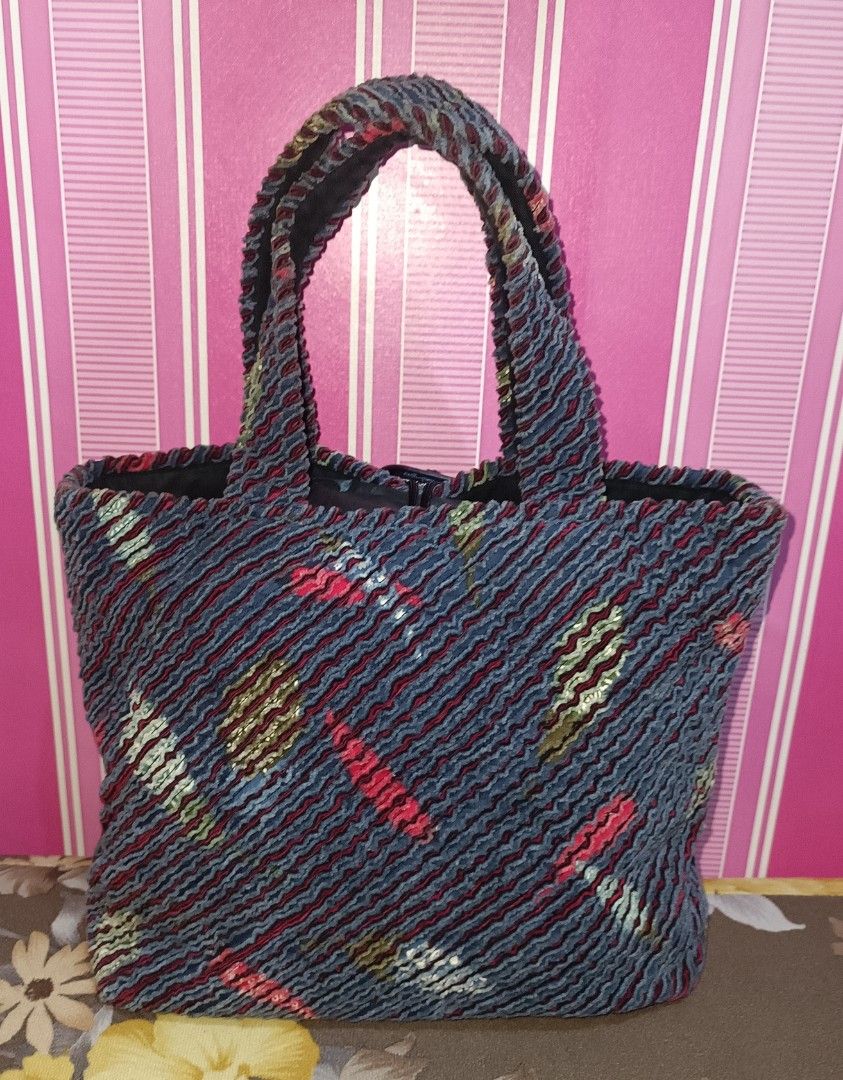 Preloved Textured Fabric Tote Handbag (Category: Tote Bags) located in Pasig City. Submitted by bcthriftedzoneonlineshop (Listing ID 1467925682, Image 2). Description: - Stylish grey textured tote bag with a colourful abstract diagonal pattern - Two sturdy matching handles for comfortable carrying - Secure black toggle closure on an elastic loop - Dark interior lining equipped with a convenient slip pocket - Roomy design, perfect for everyday ess