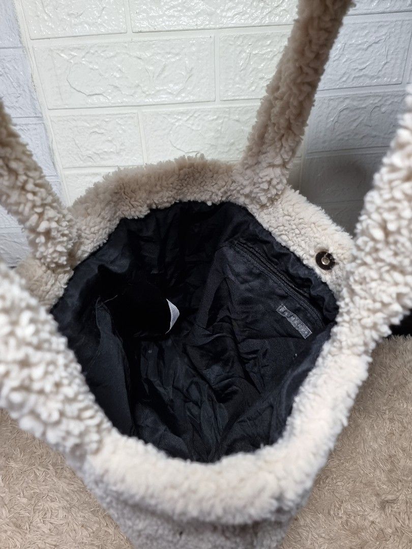 Primark Fur tote bag (Category: Tote Bags) located in Bugallon. Submitted by preloverelove07 (Listing ID 1468014714, Image 3). Description: Pangasinan Authentic Free shipping medium.