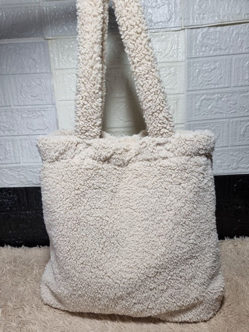 Primark Fur tote bag (Category: Tote Bags) located in Bugallon. Submitted by preloverelove07 (Listing ID 1468014714, Image 1). Description: Pangasinan Authentic Free shipping medium.