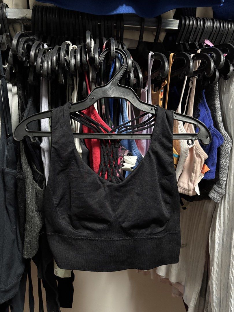 PRO-FIT sleeveless (Category: Sleeveless) located in Pila. Submitted by isabelasthriftclothes (Listing ID 1467958476, Image 1). Description: .