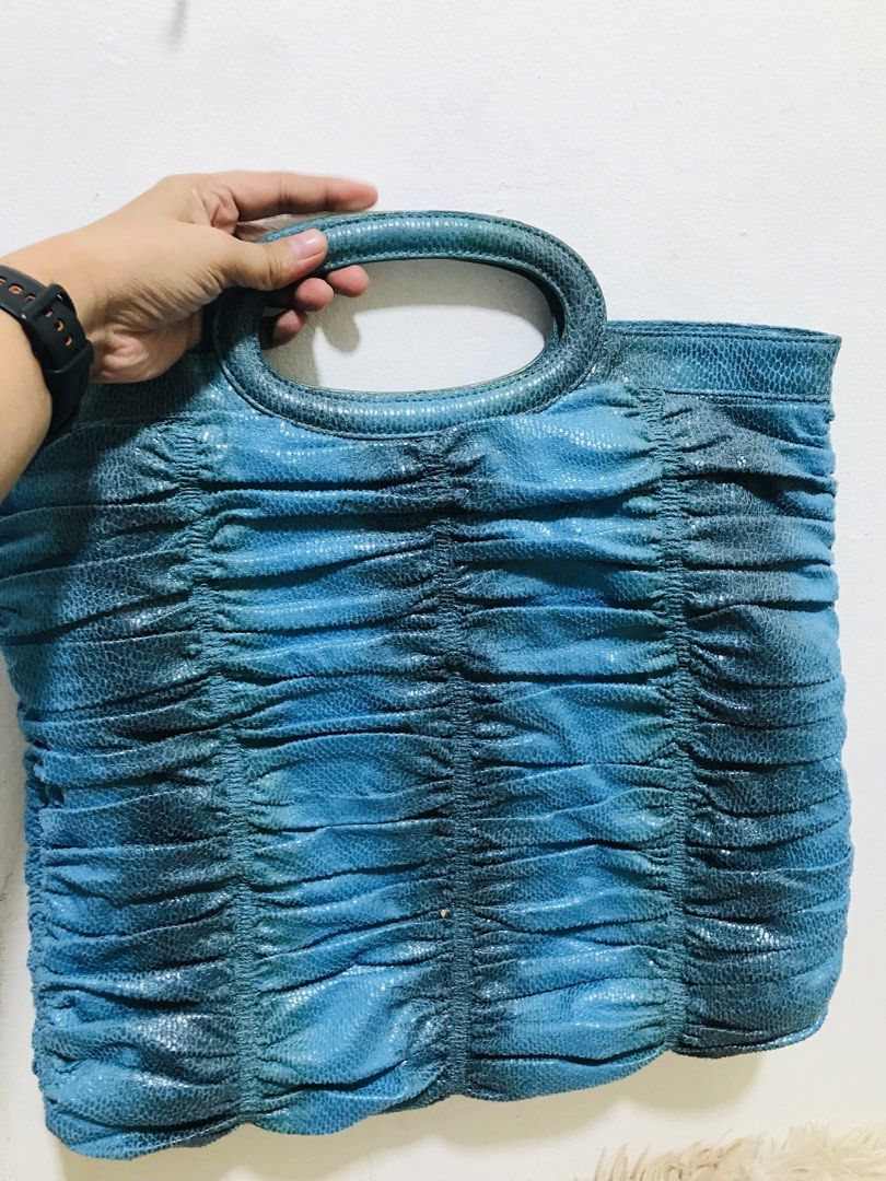PROPORTIONS HANDBAG (Category: Tote Bags) located in Gamu. Submitted by 2022bagsbunny (Listing ID 1468011471, Image 1). Description: SNAKE PATTERNS .