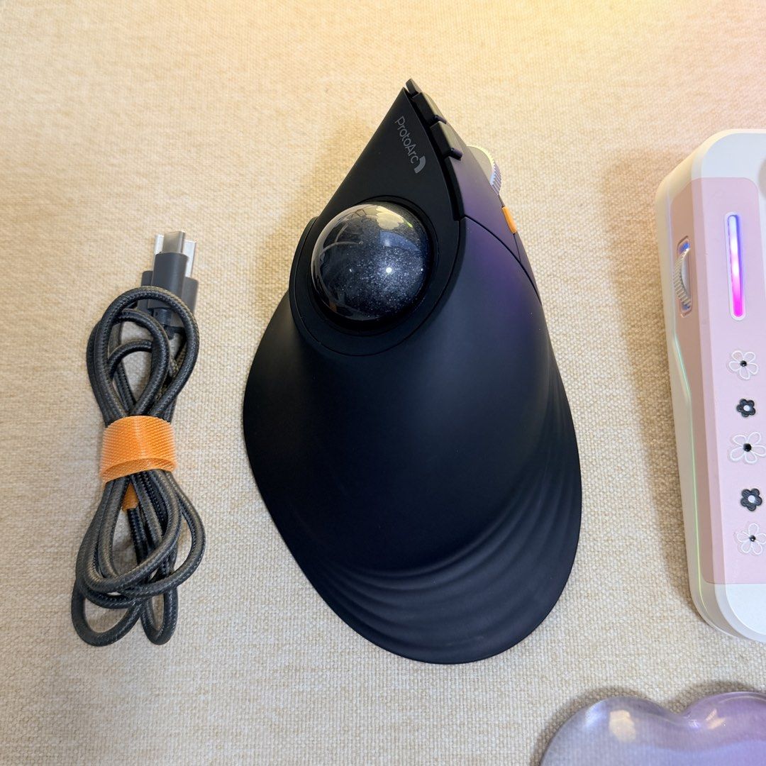 ProtoArc EM05 NL Ergonomic Wireless Trackball Mouse (Category: Mouse & Mousepads) located in Angeles City. Submitted by ohmysushi_ (Listing ID 1467901312, Image 1). Description: Authentic ProtoArc EM05 Ergonomic Trackball Mouse See last photo for the specs Bought for ₱2k+ at PixelPlay Used for a day just to test the grip FREE SHIPPING around Luzon area only‼️ RFS: I prefer using a smaller mouse Comes with USB type C charging cable & ISB receiver 