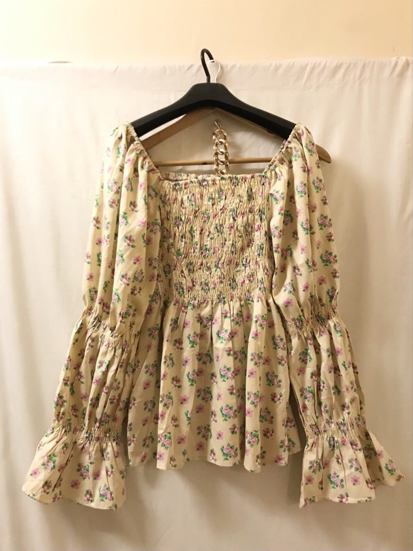 Puff sleeves floral summer set (Category: Sets & Coordinates) located in Manila. Submitted by 414studio (Listing ID 1468043921, Image 2). Description: Medium Good quality In good condition (Scarf and accessories are not included) .