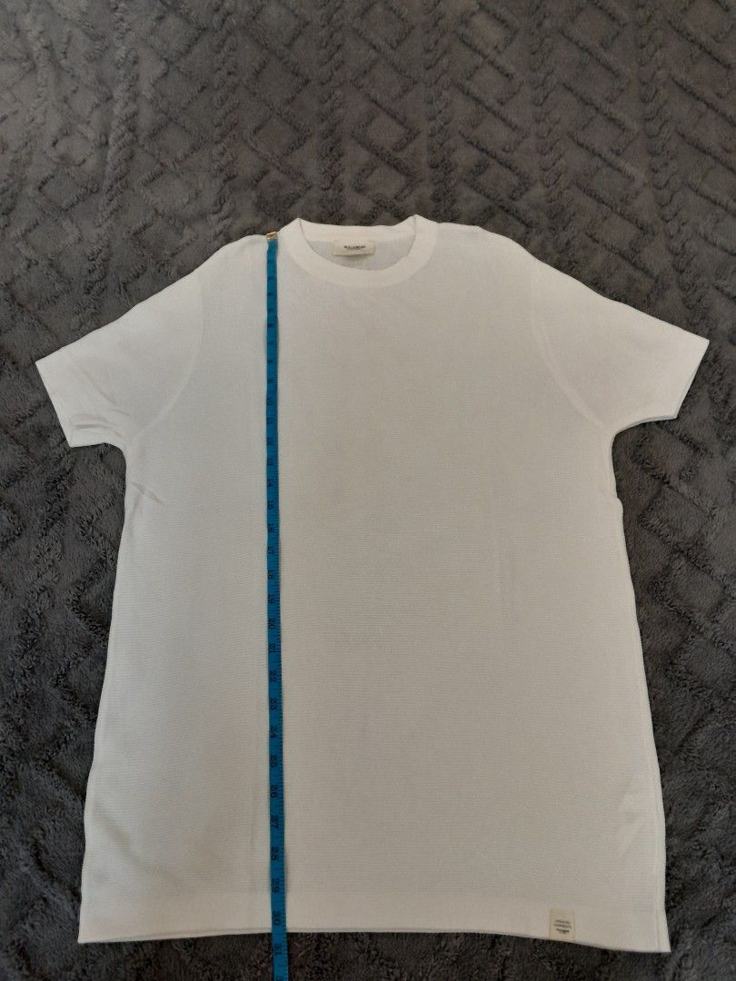 Pull&Bear White Waffle Knit T-Shirt (Category: Tshirts & Polo Shirts ) located in Las Pinas. Submitted by maljun1972 (Listing ID 1467926127, Image 2). Description: - Brand: Pull&Bear - Color: Clean White - Style: Short sleeves, classic crew neck - Material: Soft textured waffle knit fabric - Details: Small brand tag near the bottom hem - Measurements: Width ~21 inches, Length ~26 inches - Condition: Clean, excellent, and ready to wear.