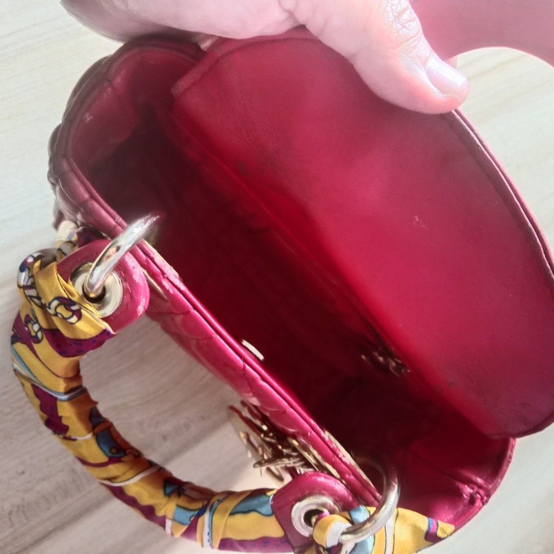 quilted handbag (Category: Wallets & Card holders) located in Manila. Submitted by mamapards17 (Listing ID 1467866226, Image 3). Description: .