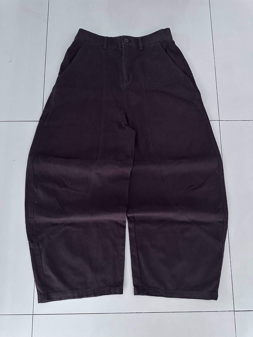 Random Choco Brown Barrel Pants (Category: Jeans) located in Ilagan. Submitted by kianluis (Listing ID 1467953682, Image 1). Description: Excellent condition ✅ Color rate: 9.3/10 Issue: None Waist 28-31 (stretchable on back) Length: 38 Thigh: 14 Hem: 10.