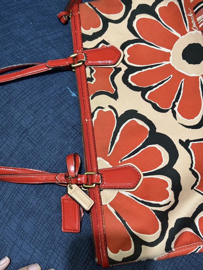 Cute Coach Poppy Floral (Category: Luxury Bags & Wallets) located in Bocaue. Submitted by fkmndz.finds (Listing ID 1467945159, Image 3). Description: Negotiable price.