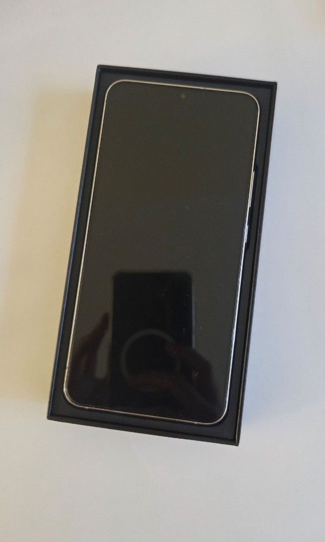 [READ DESC] Samsung S22+ White (Category: Samsung) located in Quezon City. Submitted by snooppppp (Listing ID 1467893929, Image 2). Description: - Has multiple dead pixel lines (dm for pic) but still working - complete with box, free case, and charging cable - factory reset done - mod: lalamove or jnt - mop: gcash - meetup can be negotiated.