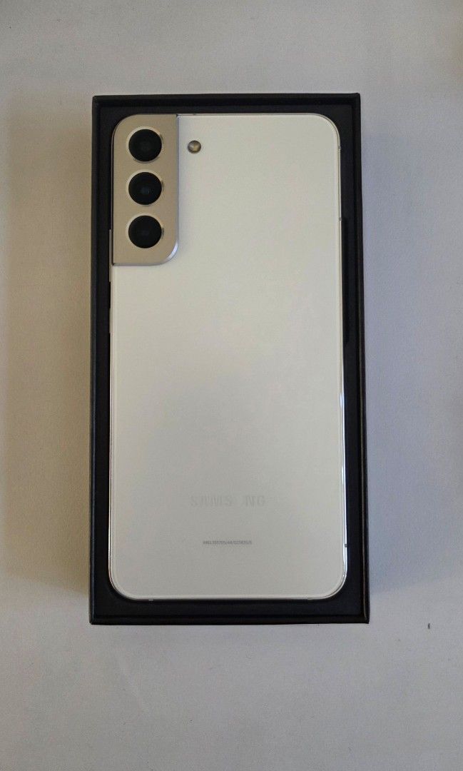 [READ DESC] Samsung S22+ White (Category: Samsung) located in Quezon City. Submitted by snooppppp (Listing ID 1467893929, Image 3). Description: - Has multiple dead pixel lines (dm for pic) but still working - complete with box, free case, and charging cable - factory reset done - mod: lalamove or jnt - mop: gcash - meetup can be negotiated.