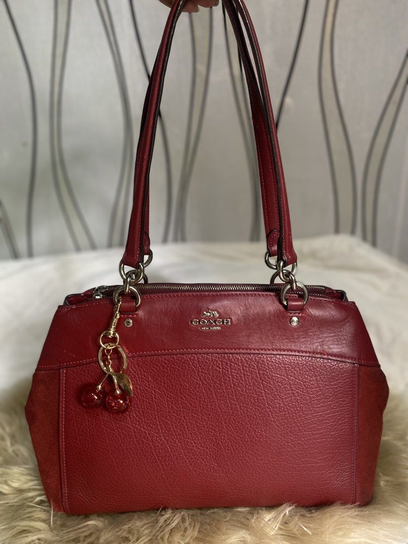 Red Leather and Suede (Category: Shoulder Bags) located in Davao. Submitted by goldenstone_0be9b3 (Listing ID 1467859435, Image 1). Description: magandaaa pa to i sweaaaar! super linis malinis loob maganda for school or work maganda kasi shoulder bag sya free keychain .