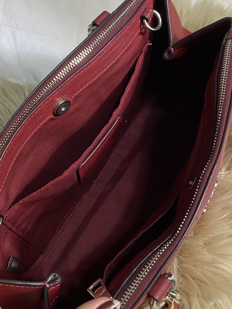 Red Leather and Suede (Category: Shoulder Bags) located in Davao. Submitted by goldenstone_0be9b3 (Listing ID 1467859435, Image 3). Description: magandaaa pa to i sweaaaar! super linis malinis loob maganda for school or work maganda kasi shoulder bag sya free keychain .
