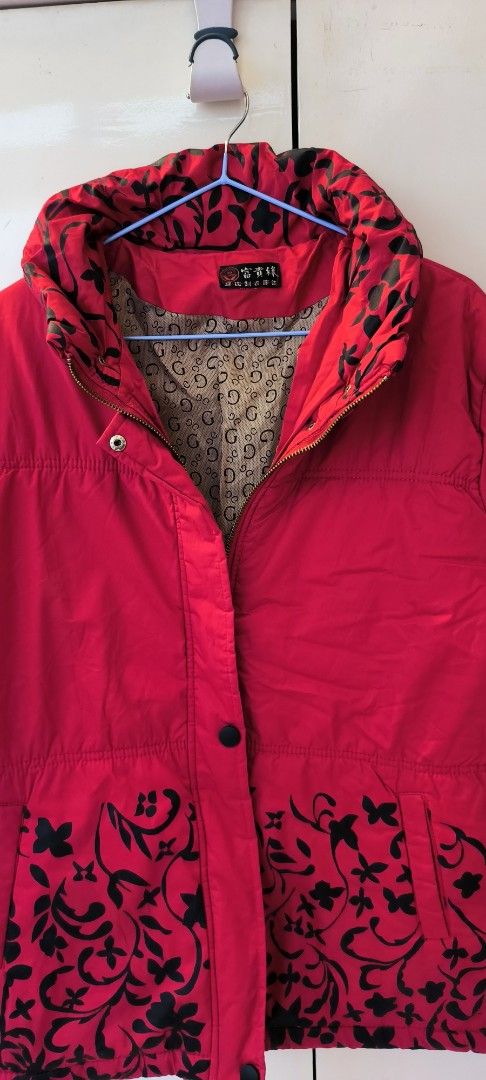 Red Winter Puffer Jacket with Floral Pattern (Category: Coats, Jackets and Outerwear) located in Paranaque City. Submitted by lizpretty05 (Listing ID 1467842665, Image 2). Description: - Vibrant bright red winter puffer jacket designed to keep you warm and cozy - Chic black floral design along the bottom hem and inside the high collar - Unique beige inner lining with a repeated letter G print - Secure full-zip closure plus snap buttons down the f