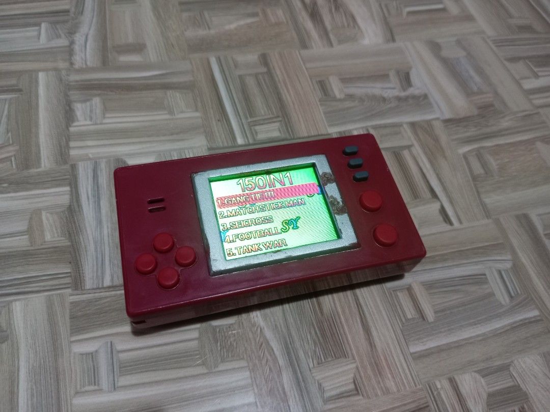 Retro Game Console (Category: Nintendo) located in Moalboal. Submitted by josephjohn47897 (Listing ID 1467959633, Image 2). Description: Retro game console! uses 3 AAA batteries buttons kinda hard to touch but working! no issues just a little wear and tear on the body! .