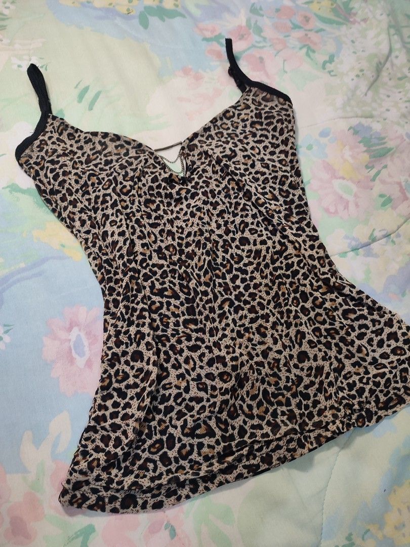 reworked Leopard print cami top with chain detail (Category: Sleeveless) located in Jaen. Submitted by roxantiago (Listing ID 1468038956, Image 2). Description: - Trendy Y2K grunge leopard print cami top - Features thin adjustable straps and a V-neck cut - Sheer mesh overlay with a solid black inner lining - Stylish bronze-toned chain accent hanging across the neckline - Lightweight, breathable fabric that flares slightly at the hem xs to s.