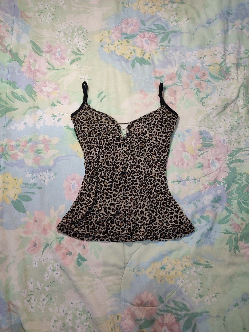reworked Leopard print cami top with chain detail (Category: Sleeveless) located in Jaen. Submitted by roxantiago (Listing ID 1468038956, Image 1). Description: - Trendy Y2K grunge leopard print cami top - Features thin adjustable straps and a V-neck cut - Sheer mesh overlay with a solid black inner lining - Stylish bronze-toned chain accent hanging across the neckline - Lightweight, breathable fabric that flares slightly at the hem xs to s.