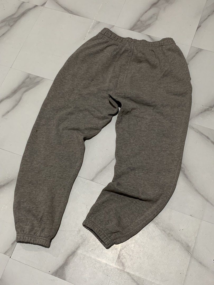Rl jogger pants (Category: Other Bottoms) located in Angeles City. Submitted by badillajel81176 (Listing ID 1467979942, Image 2). Description: WTS –Ralp lauren jogger pants 📏 Size: Tag size “24“ pag naka inat 34 📏 Measurements: Thight: 11.5 Length: 34 Hem:4.2/ pag sagad binat or inat is 7 💢Issue- White marks parang plansta lang ✨ Condition: 10/10 Crispy condition 🟦 Color Rate:10/9 📍 Pampanga Angeles City 📦 Shipping available nationwide.