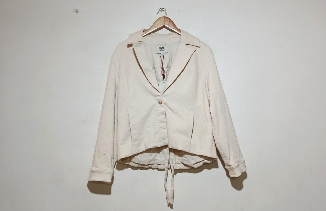 Robert Rodriguez - Spring 2017 - Jacket Single Front Buttons Closure Lapels Back Drawstring Hem (Category: Coats, Jackets and Outerwear) located in San Fernando. Submitted by son.twice.stuff (Listing ID 1467875931, Image 2). Description: Item: Robert Rodriguez - Spring 2017 - Jacket Single Front Buttons Closure Lapels Back Drawstring Hem Tagged Size: Small To Medium Plus Size Dimensions Length: 25" Width: 20" Shoulder: 18" Sleeve: 22" Condition: 