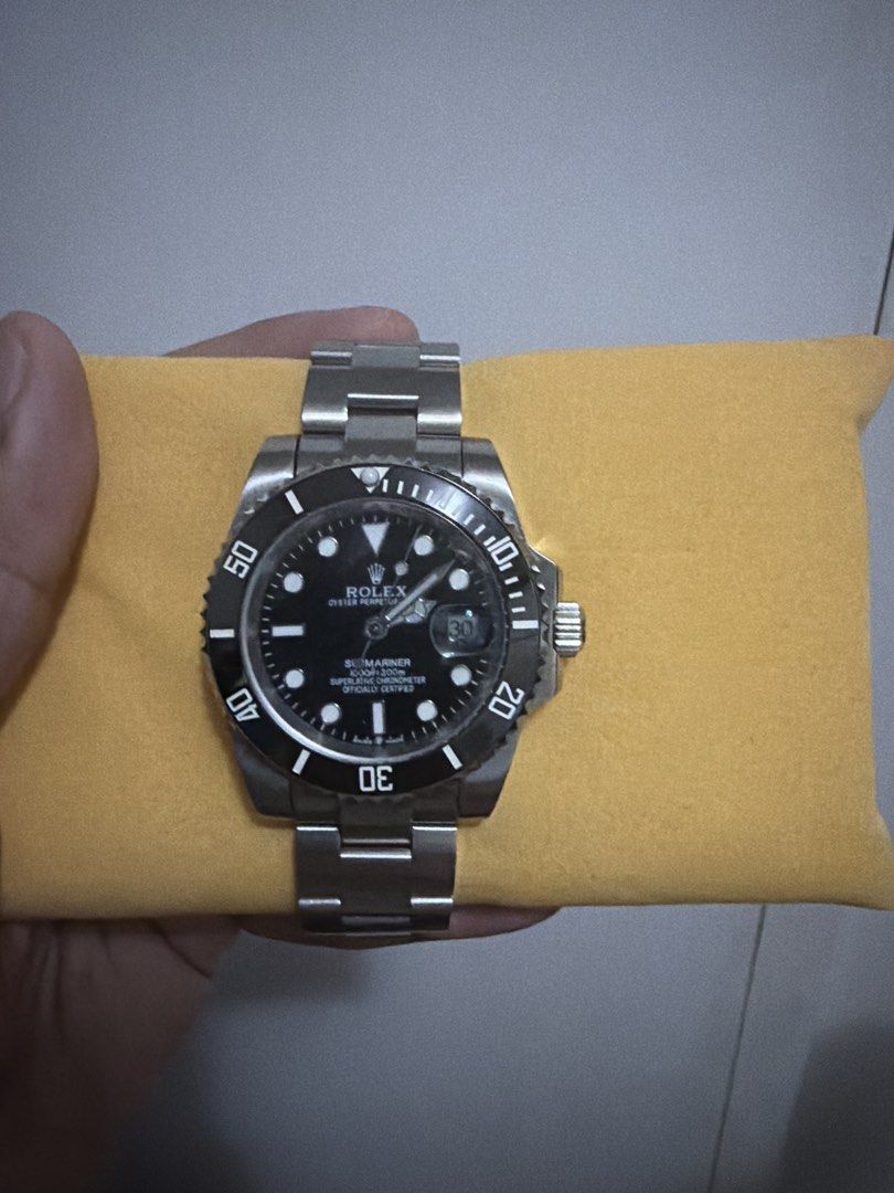 Rolex Submariner Date Watch with Green Box (Category: Men's Watches) located in Manila. Submitted by authenticdeclutterer (Listing ID 1468011018, Image 3). Description: Rolex Submariner Date, gift but never used.