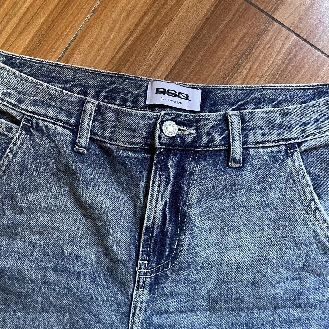 RSQ Low Rise Carpenter Denim Jorts (Category: Shorts) located in General Mariano Alvarez. Submitted by 4117_thriftnthrive (Listing ID 1467989158, Image 2). Description: In excellent condition No flaws Measurements Waistline: 32 Length: 24” Leg hole: 12” .