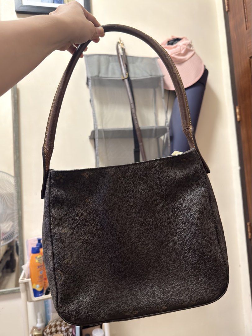 💯AUTHENTIC LOUIS VUITTON LOOPING MM BAG PROJECT LV (Category: Luxury Bags & Wallets) located in Daraga. Submitted by jasmor (Listing ID 1467309492, Image 1). Description: ₱5,000 OR OFFER (if magkasundo gorabels na basta wag lang po barat na barat ano) 🎀AUTHENTIC; personal bag -- nastock lang po :( 🎀working zipper 🎀gamuza interior 🎀metal zipper needs polishing 🎀sign of use sa leather handle 🎀faded monogram print, can be repainted/restored B