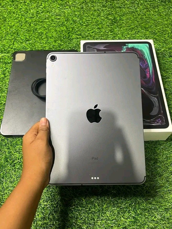 RUSH SALE. IPAD PRO 11 INCH (Category: iPad) located in Manila. Submitted by beyondappleph (Listing ID 1467925128, Image 2). Description: Ipad Pro 11 inch 2018 Model 🍎. RUSH SALE 23K 📌NO COD. DM US 📩.