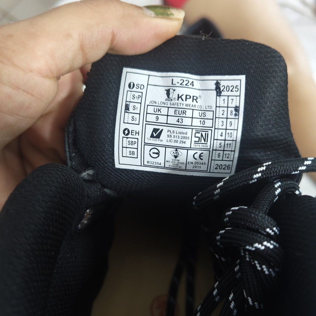 Safety footwear KPR (Category: Boots) located in Manila. Submitted by noblehawk_fd9855 (Listing ID 1467843784, Image 3). Description: this is brand new I only want to dispose... my husband won't use it anymore every 3 months he has new pairs.