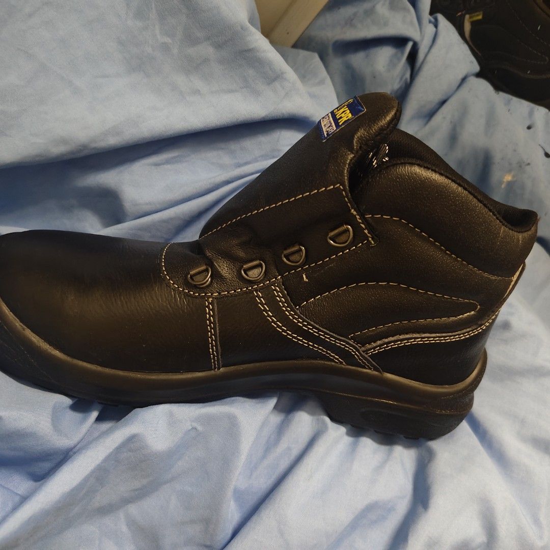 Safety footwear KPR (Category: Boots) located in Manila. Submitted by noblehawk_fd9855 (Listing ID 1467843784, Image 2). Description: this is brand new I only want to dispose... my husband won't use it anymore every 3 months he has new pairs.