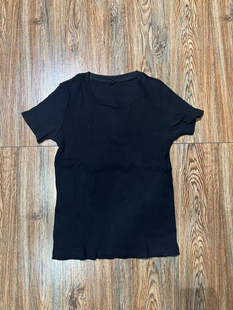SALE‼️ UNIQLO ribbed (Category: Shirts) located in San Jose del Monte. Submitted by senorita_wella (Listing ID 1467928162, Image 2). Description: .