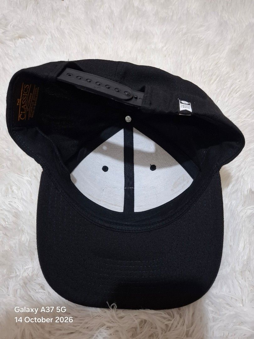 SALTY CREW STEALTH 6 PANEL BLACK CAP (Category: Caps & Hats) located in Manila. Submitted by thriftfinds_tagum (Listing ID 1468008713, Image 3). Description: SALTY CREW STEALTH 6 PANEL BLACK like new condition one size Adult Style: Cap Colour: Black Material: 80% Acrylic / 20% Wool Structured, mid-crown height Woven damask patch Plastic snapback 750.⁰⁰.