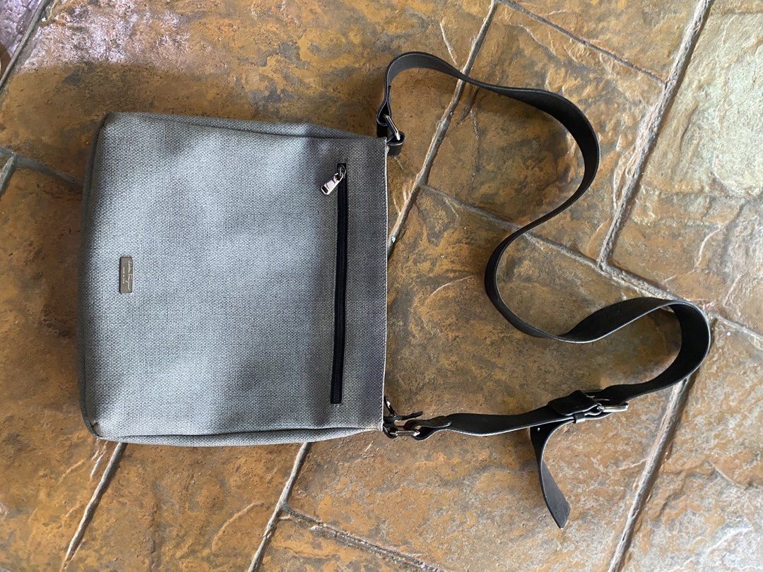 Salvatore Ferragamo (Category: Luxury Bags & Wallets) located in Iloilo. Submitted by prelovedfindsilo (Listing ID 1467943929, Image 1). Description: Salvatore Ferragamo Authentic Good Condition Details posted.
