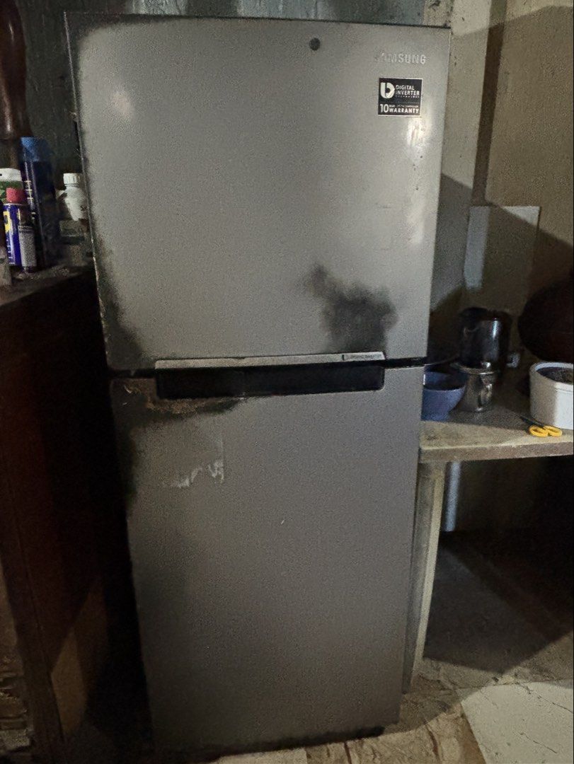 SAMSUNG DIGITAL INVERTER (Category: Refrigerators and Freezers) located in Pasig City. Submitted by abraganharley (Listing ID 1468018210, Image 1). Description: No issues (malakas at malamig pa 100% working) Cleaning needed No ice tray Color faded INVERTER RFS : Upgrade.