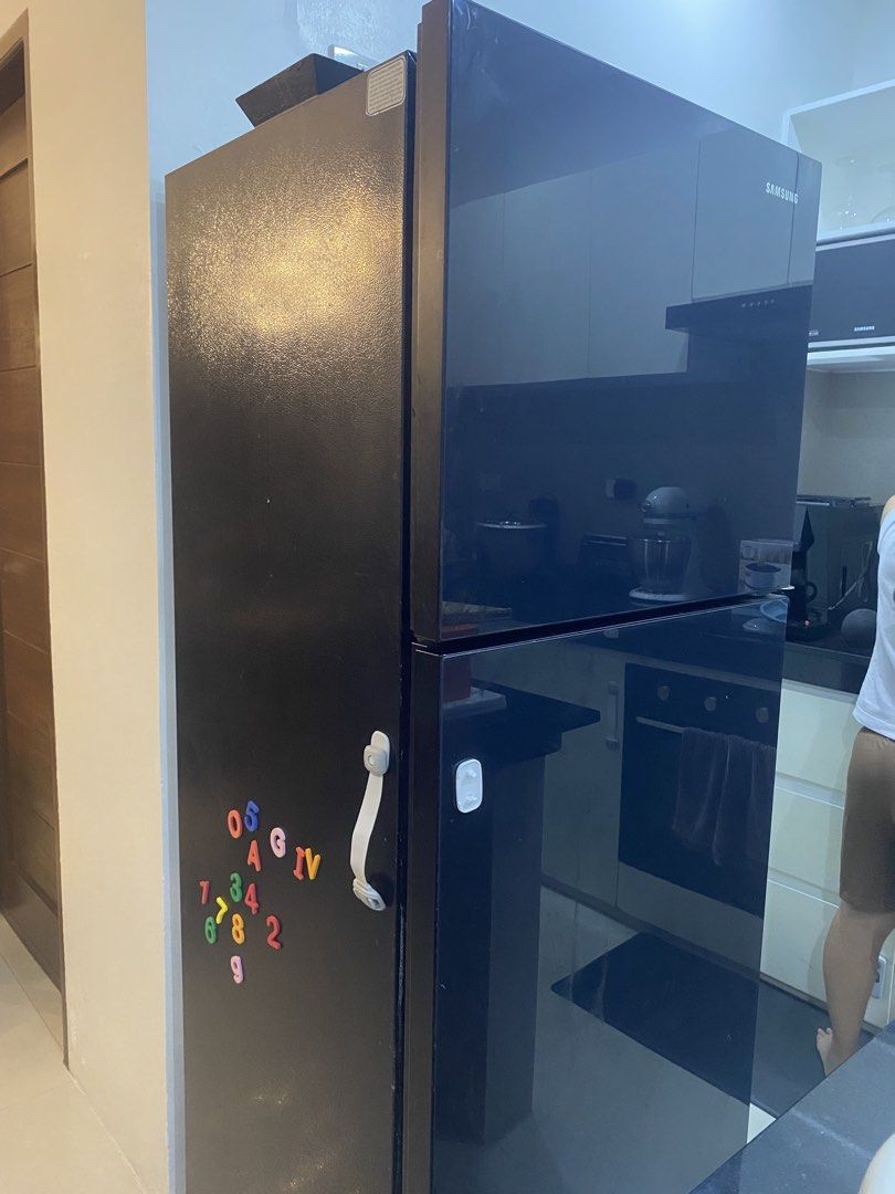 Samsung Double Door Refrigerator (Category: Refrigerators and Freezers) located in Paranaque City. Submitted by chescab_87 (Listing ID 1468057657, Image 1). Description: - Brand/Model: Samsung Two-Door Refrigerator (Black) - Layout: Top freezer compartment and bottom main fridge section - Storage: Multiple interior shelves and convenient door storage bins -Condition (for repair/ scrap mats). Motors broken..