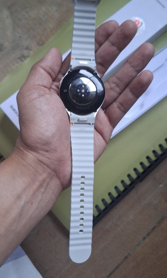 Samsung galaxy watch 7 (Category: Wearables & Smart Watches) located in Manila. Submitted by aguiantalo62598 (Listing ID 1467891193, Image 3). Description: bihirala lang gamiting galing qatar..